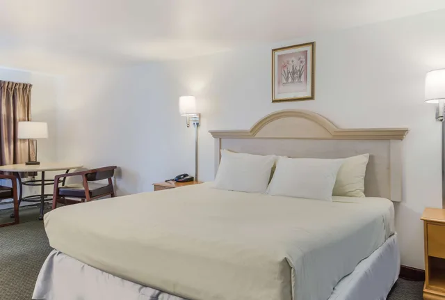 غرفة غراند بسرير كينج، Americas Best Value Inn Suites Hyannis Cape Cod 2/6