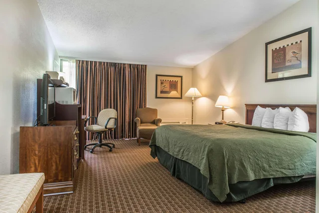 غرفة بسرير كينج للمدخنين، Rodeway Inn Brookville, PA 1/3