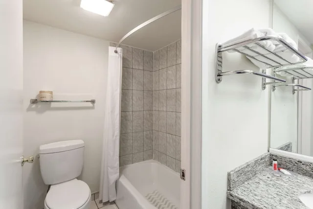 غرفة قياسية بسرير كينج، Howard Johnson by Wyndham Norco 6/7