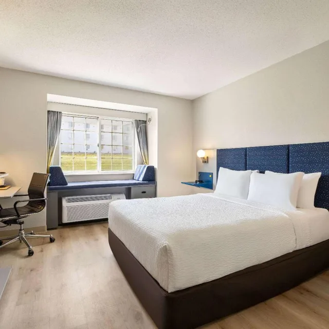 غرفة بسرير كوين لذوي الإعاقة، Microtel Inn & Suites by Wyndham New Ulm 1/4