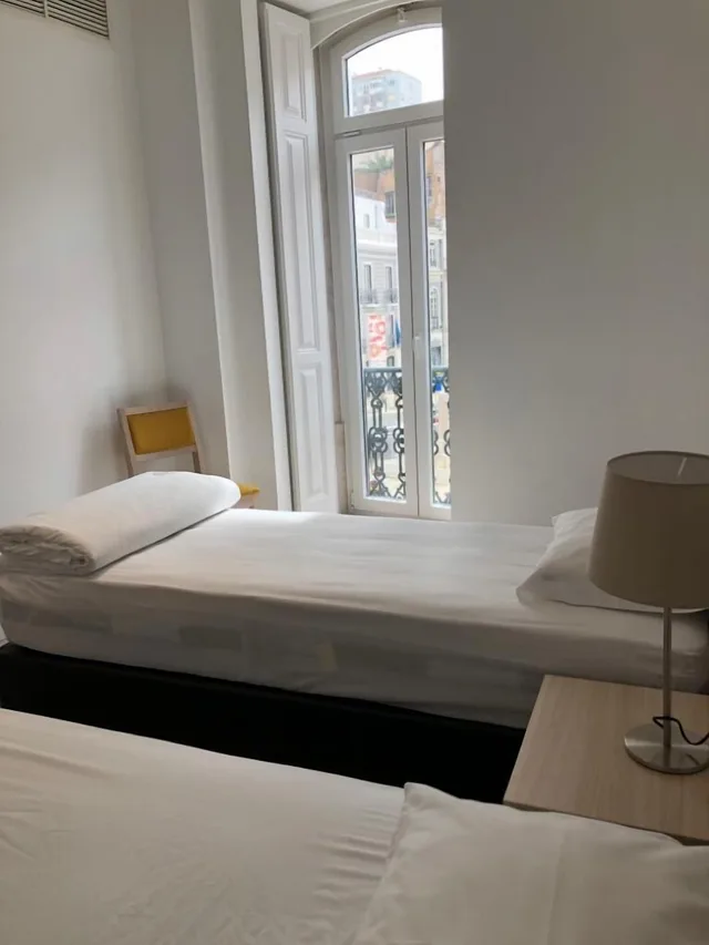 غرفة كلاسيكية بسريرين منفصلين بحمام خاص، Be Lisbon Hostel Intendente 1/2