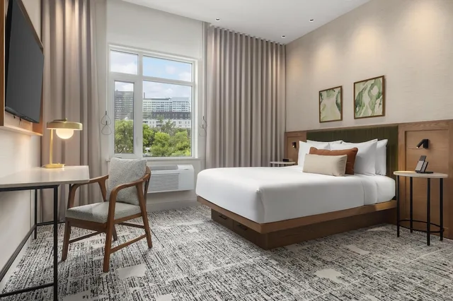 Standard, King Bed, Hotel Railwayparc Montreal, Tapestry Collection by Hilton 3/4