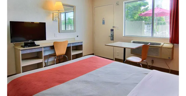 1 Queen Bed - Micfridge، Motel6 Kingsville, TX 5/7