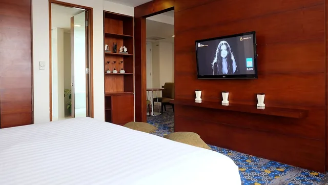 Jambuluwuk, Suite, King Bed، Jambuluwuk Malioboro Hotel Yogyakarta 1/5