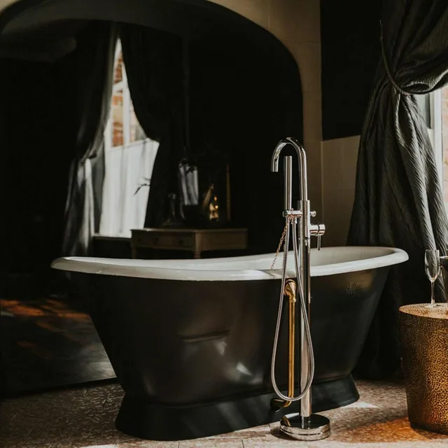 جناح جونيور بسرير كينج بحوض استحمام، The Croft Hotel 4/6