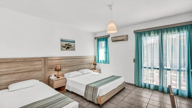 غرفة ثلاثية بإطلالة على الحديقة، Marilisa Hotel 2/4