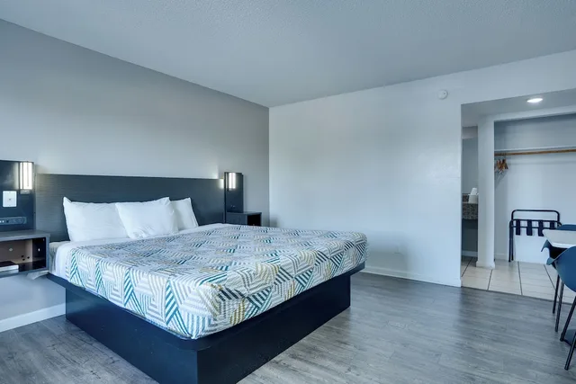 غرفة قياسية بسرير كينج، Motel6 Selma, CA 1/10