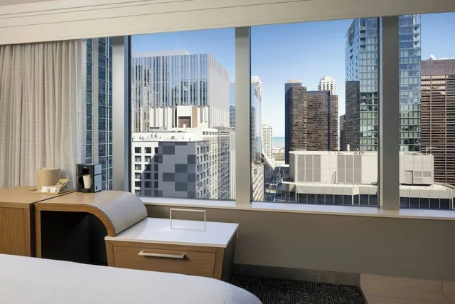 غرفة بسرير كينج بإطلالة على المدينة مع أريكة، Courtyard Chicago Downtown/Magnificent Mile 6/6