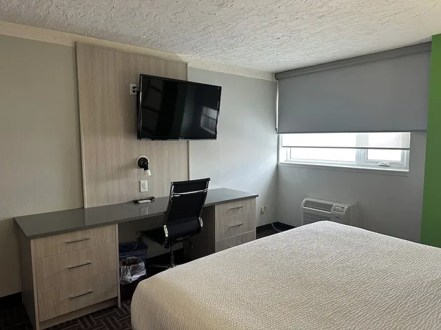 Efficiency, King Bed، Wyndham Garden Medicine Hat Conference Center 6/9