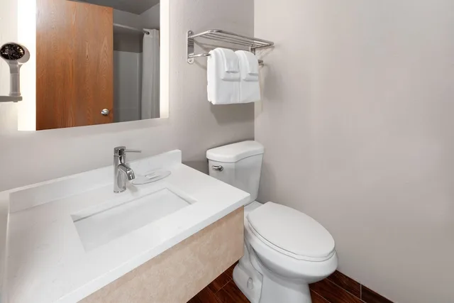 غرفة بسرير كوين، Super 8 By Wyndham Green Bay Near Stadium 7/10