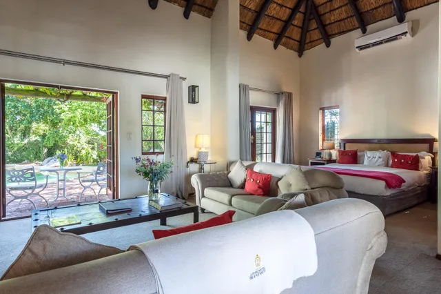 Elegant, Suite, King and Twin Beds, Garden and Pool View، Wedgeview Country House Spa 3/3