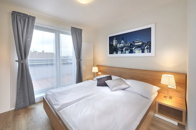 بنتهاوس حصري بسريرين كوين بإطلالة على المدينة بشرفة بغرفتي نوم مع أريكة، Downtown Suites Belohorska 1/10