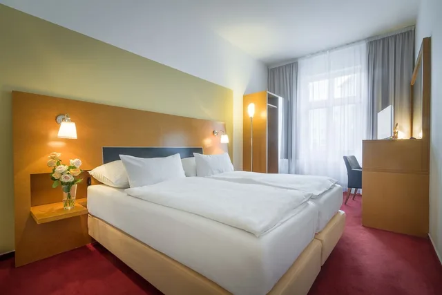 غرفة قياسية بسرير كوين وسرير فردي مع سرير إضافي، Theatrino Hotel Prague 2/10