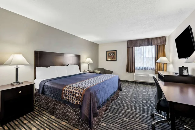 غرفة قياسية بسرير كينج بمطبخ صغير، SureStay Plus By Best Western Lubbock Medical Center 1/3