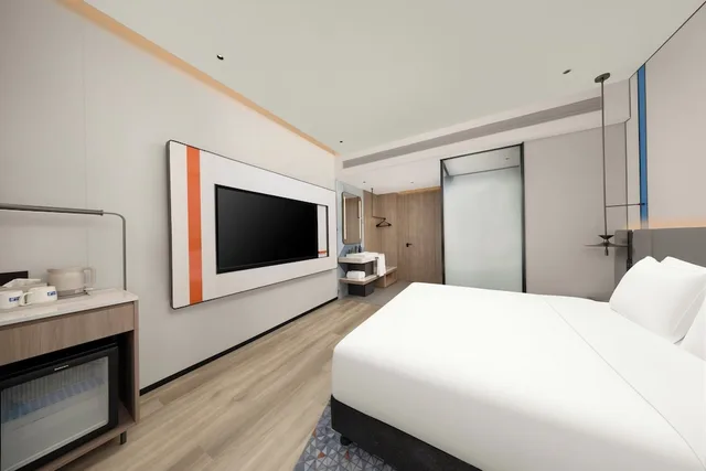 Standard, King Bed, Extra Floor Space، Holiday Inn Express Shanghai Jing An Xikang Road by IHG 2/10