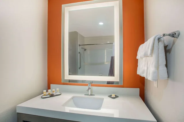 غرفة بسرير كينج بإطلالة على المدينة، La Quinta Inn Suites By Wyndham Pittsburg 3/7