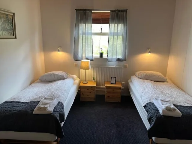 غرفة بسرير مزدوج أو سريرين منفصلين بحمام مشترك، Engimýri Guest House 2/8