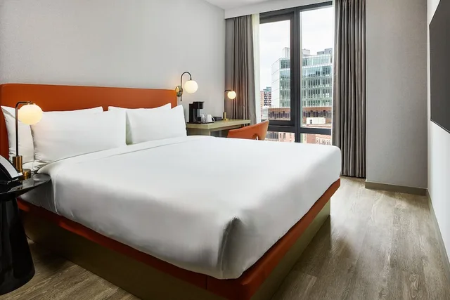 غرفة بسرير كينج بإطلالة على الفناء، The George at Columbia, Tapestry Collection by Hilton 1/5