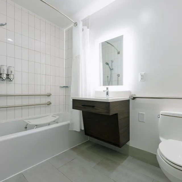 غرفة بسريرين كوين بحوض استحمام لذوي الإعاقة، Hotel Bethany Beach 10/10