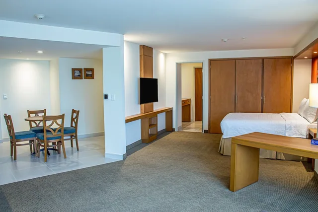 Master, Suite, Queen Bed, Kitchenette، Hampton Inn by Hilton Guadalajara/Expo 4/10
