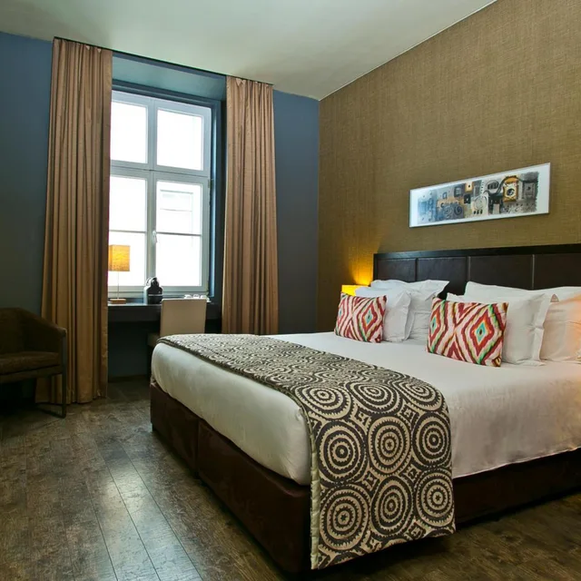 Standard, Double Bed, Street View, Internacional Design Hotel 3/9