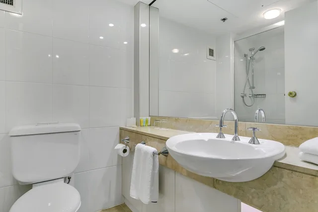 Superior, King Bed, Stamford Plaza Adelaide 3/5
