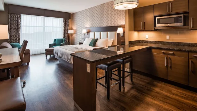 جناح بسرير كينج مع أريكة بمطبخ، Best Western Plus St. John s Airport Hotel and Suites 3/8