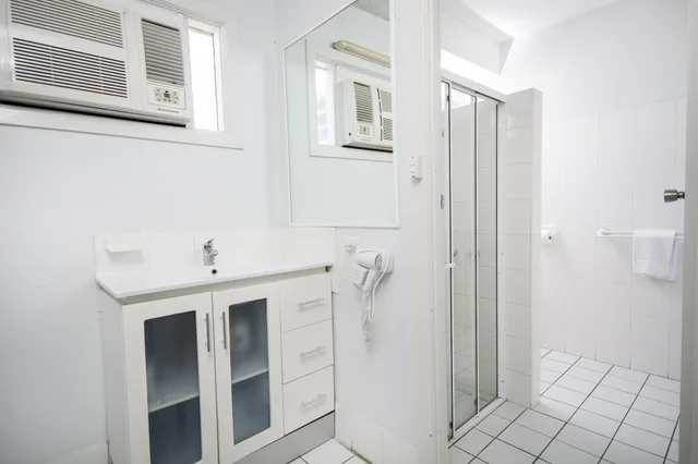 غرفة قياسية بسرير كوين وسرير فردي في الطابق الأرضي، The Beach Motel Hervey Bay 4/4