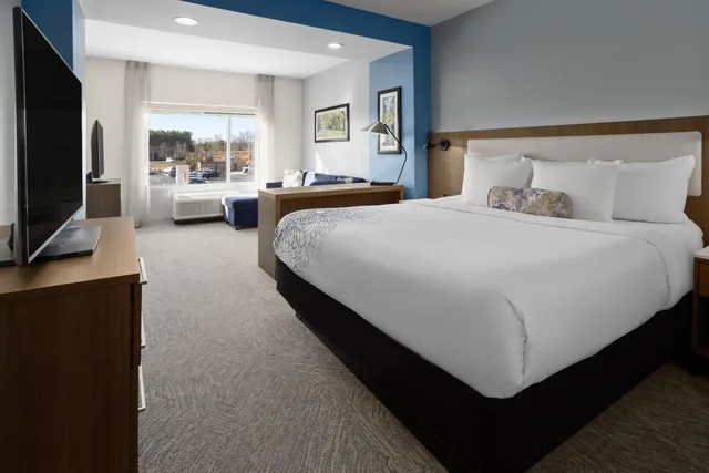 جناح استوديو ديلوكس بسرير كينج مع أريكة، La Quinta Inn & Suites by Wyndham Locust Grove 1/2