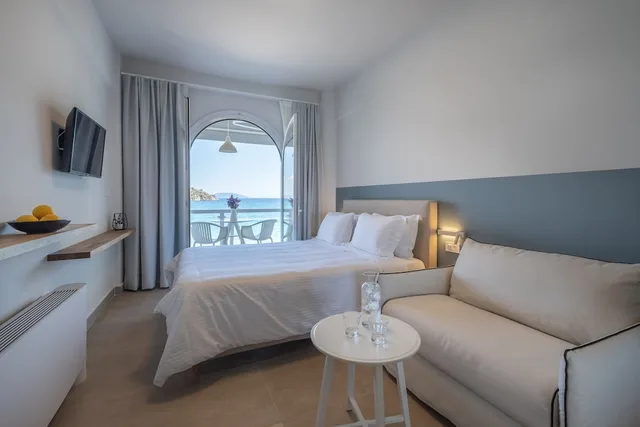 غرفة بسرير مزدوج بإطلالة على البحر بشرفة، Nelly's Apartments 1/3