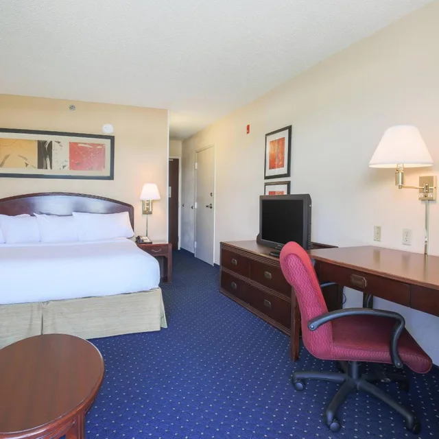 غرفة بسرير كينج مع أريكة بحوض استحمام لذوي الإعاقة، Courtyard by Marriott Flint Grand Blanc 7/10