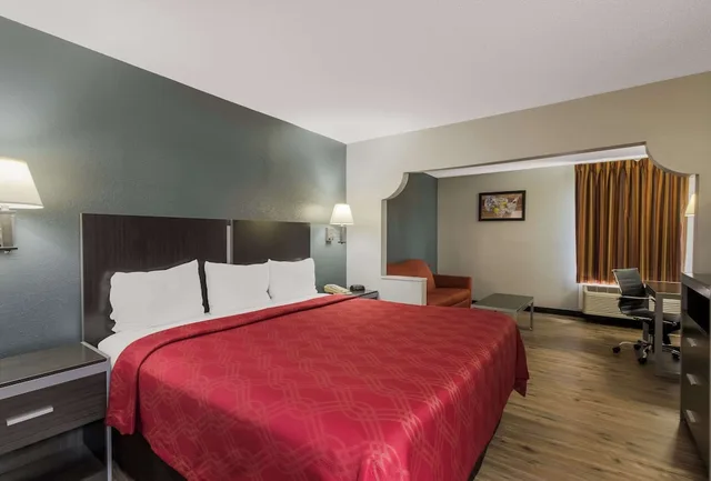 غرفة بسرير كينج، Econo Lodge Inn & Suites Diamondhead 2/5