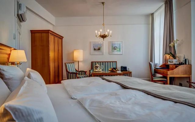 جناح جونيور، Schlosshotel Karlsruhe 1/3