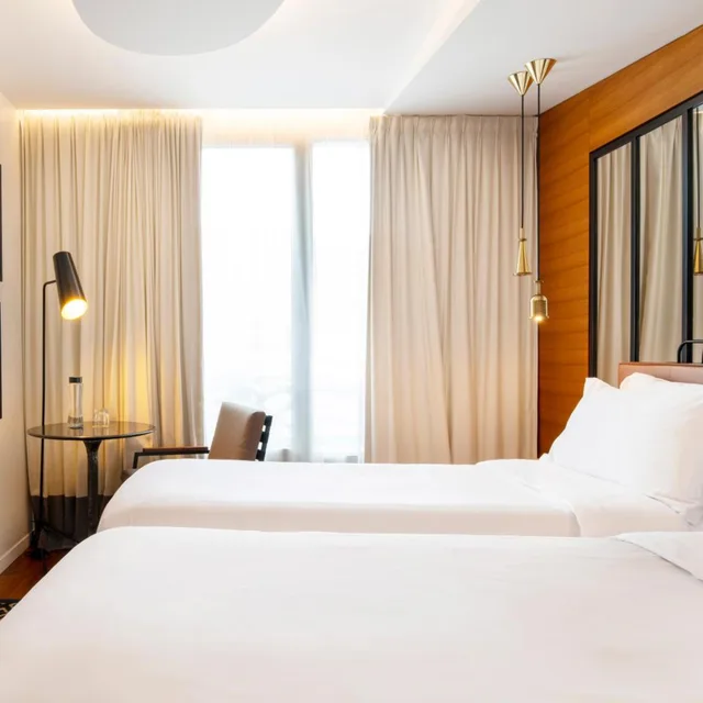 غرفة بسريرين منفصلين وسرير كينج، Renaissance Paris Republique Hotel 2/7