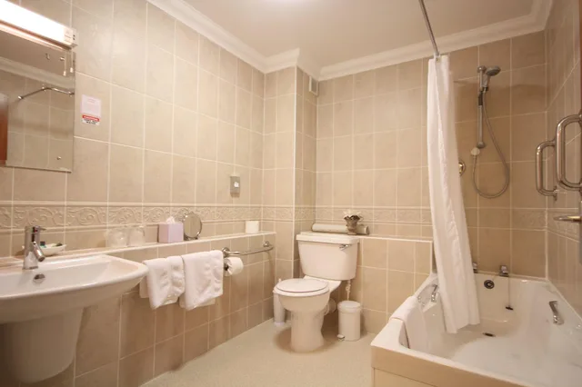 غرفة بسريرين منفصلين، Strathburn Hotel Inverurie by Compass Hospitality 2/2
