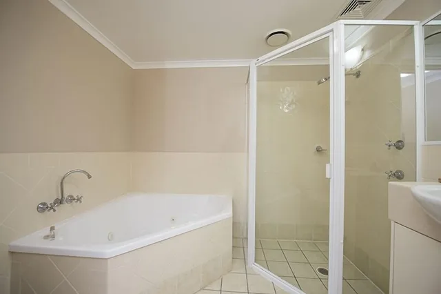 جناح ديلوكس بسرير كينج بحوض استحمام، Harbour Sails Motor Inn 2/2