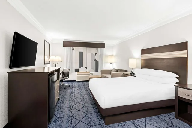 غرفة بسرير كوين مع أريكة، Best Western Slidell Hotel 1/5