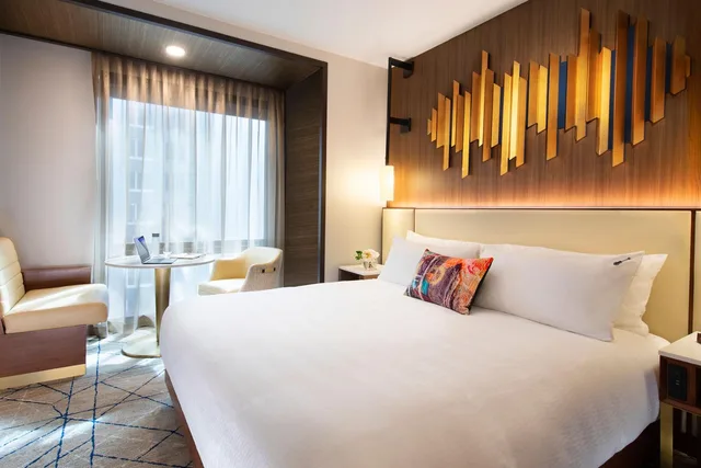 غرفة بسرير كينج بشرفة، Hard Rock Hotel New York 1/2