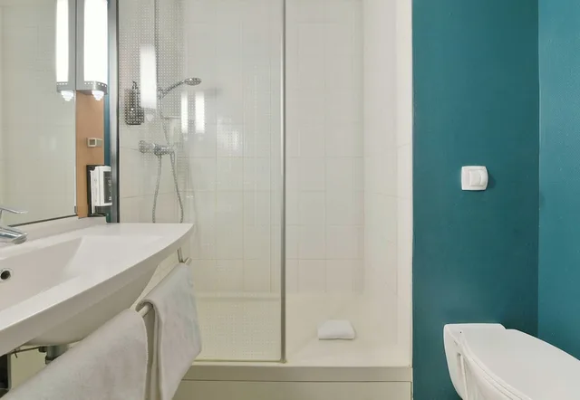 غرفة قياسية ثلاثية بسرير مزدوج وسرير فردي، B&B HOTEL Le Mans Centre Cathedrale 2/2