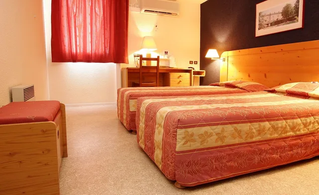 غرفة أساسية ثلاثية بثلاثة أسرّة، Brit Hotel Fumel Vallee Du Lot 1/3