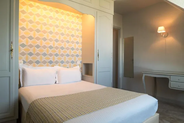 غرفة قياسية بسرير كوين، Hotel the Originals Roscoff Armen Le Triton 1/3