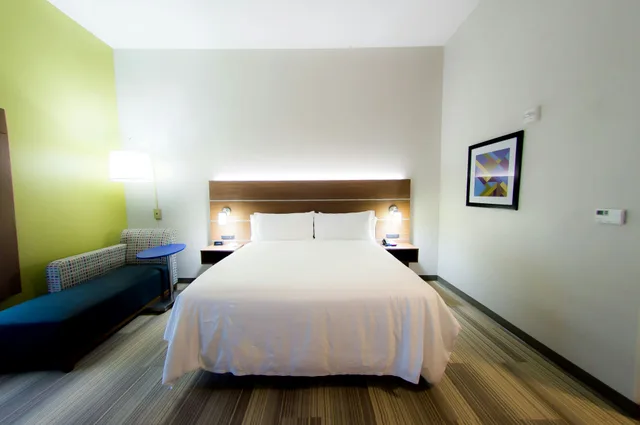 Room, King Bed, Accessible, Holiday Inn Express Hotel And Suites Statesville 2/7