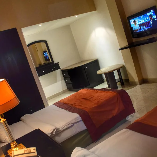 غرفة بسريرين منفصلين بإطلالة على المسبح، Desert View Hotel 7/7