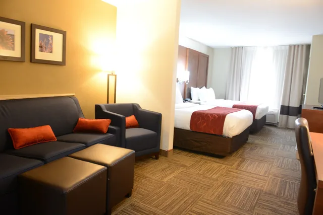 Upgrade, Suite, 2 Queen Beds, Sofa، Comfort Suites Urbana Champaign University Area 6/10