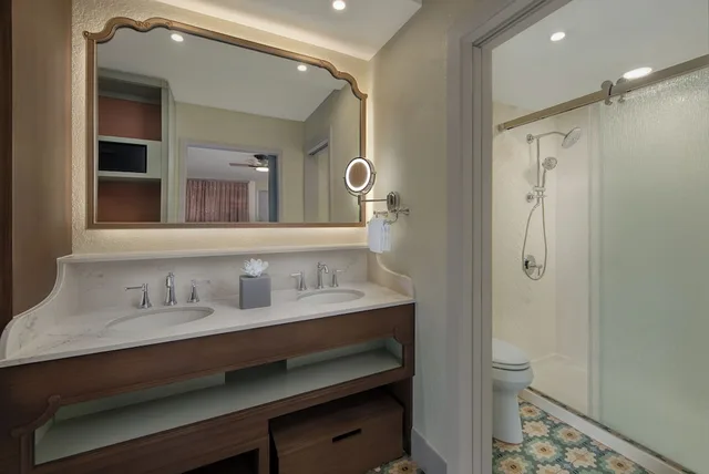 غرفة بسرير كينج لذوي الإعاقة، Disneys Port Orleans Resort French Quarter 3/3