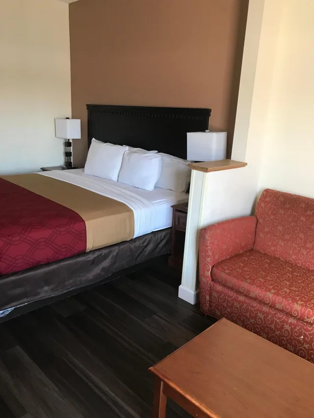 جناح بسرير كينج مع أريكة، The Best Inn & Suites 1/2