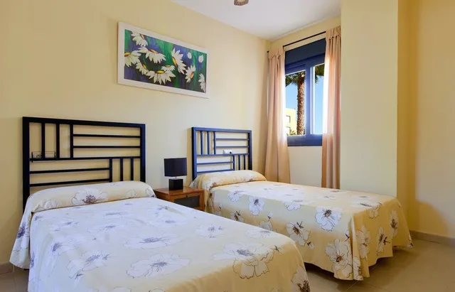 شقة بسريرين منفصلين وسرير كوين بغرفتي نوم بإطلالة جزئية على البحر مع أريكة، Apartamentos Playamarina 2/10