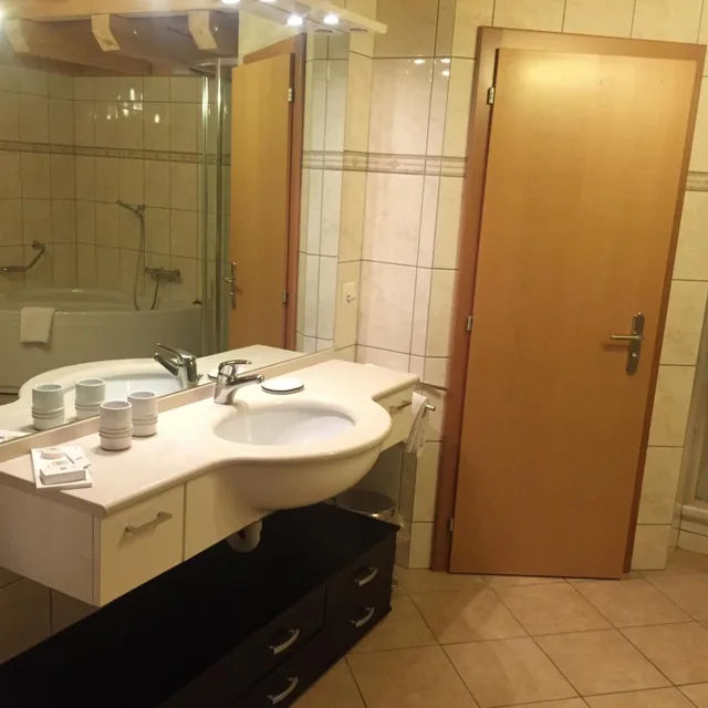 غرفة كبيرة بمطبخ صغير، Zermatt Budget Rooms 6/8