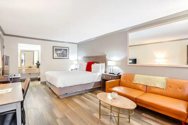 غرفة قياسية بسرير كينج مع أريكة، The Guest Lodge Gainesville 1/7