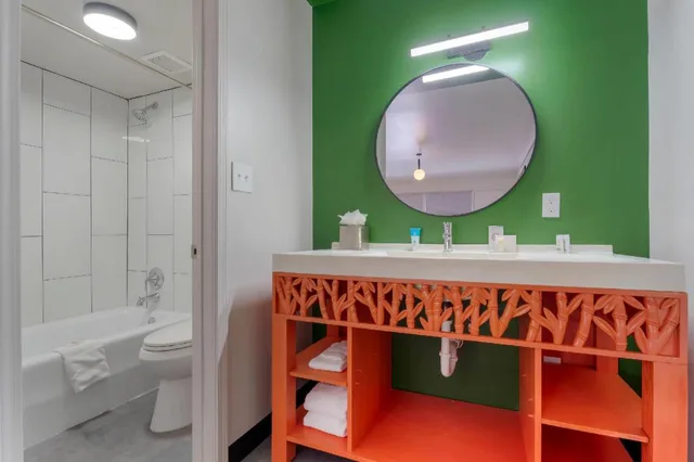 Upgrade, Suite, Single, King Bed, Sofa، Heights House Hotel - Houston Heights Downtown, an Ascend Collection Hotel 2/2